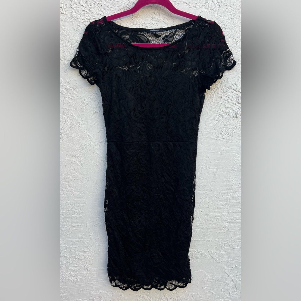 Simple tight black lace dress 🖤